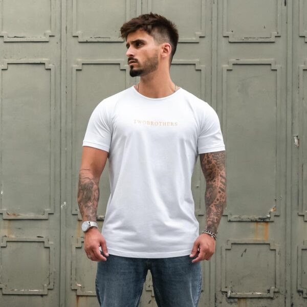 T-shirt Branca para homem em algodão premium da marca Twobrothers - T-shirt com detalhes bordados em Dourado - T-shirt Safford.jpg