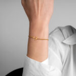 A Pulseira Sailor Woman Gold é produzida em aço inoxidável dourado com uma Âncora para Mulher, da marca portuguesa Twobrothers.