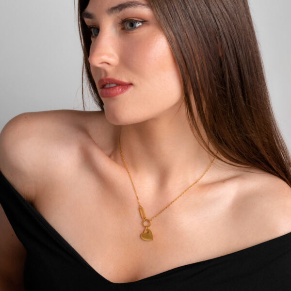 Colar Melina Gold com pendente em forma de coração dourado para Mulher, produzido em aço inoxidável hipoalergénico pela marca portuguesa Twobrothers.