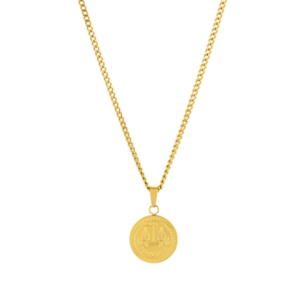 Colar Justice Gold para homem em aço inoxidável dourado e com medalha simbólica da balança da justiça.