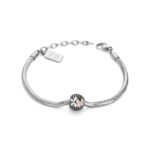 Pulseira Quincy Flower para Mulher, produzida em aço inoxidável e com um pendente e uma flor, da marca Twobrothers.